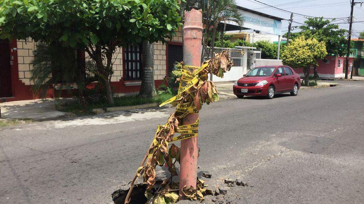 Así previenen los jarochos accidentes por baches en las calles; hoy cayó un camión